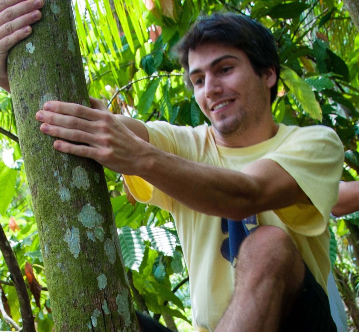 <p><strong>El descubrimiento y los comienzos</strong></p><p>Damien descubre el açaí en Brasil y redacta su tesis sobre la cadena de suministro de esta magnífica baya. Con sus descubrimientos y su pasión, funda Nossa! para compartir este tesoro brasileño con el mundo.</p>